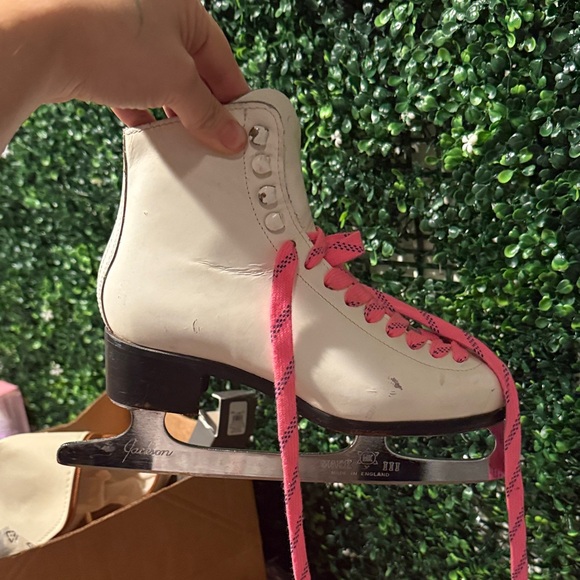Women's Cream Ice Skates with Pink Laces - Picture 3 of 5